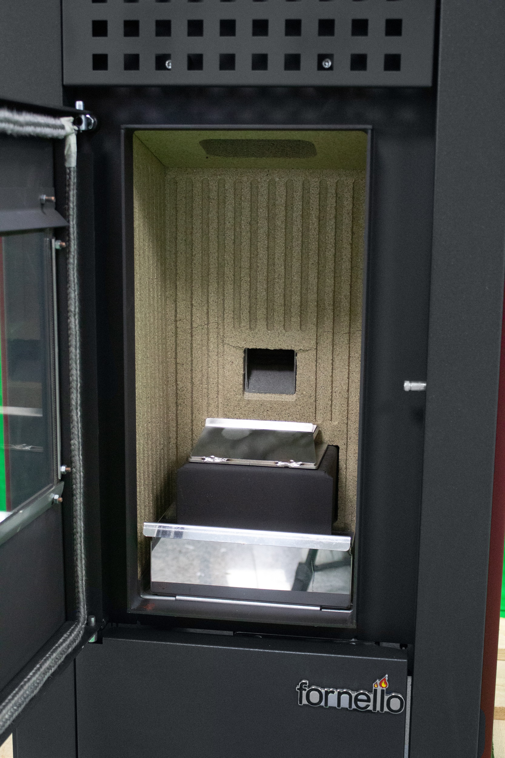 Pachet complet pentru incalzire cu control de la distanta format din Semineu (Soba) pe Peleti cu aer cald Magnesia 9 KW culoare Bordeaux termostat ambiental Salus IT 500 aspirator de cenusa si kit de evacuare 35 metri